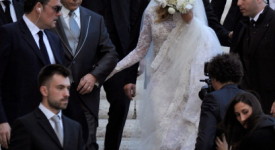 Valeria Marini si nasconde dietro il bouquet